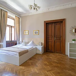 For Celebrations Spacious 3bdr With Balcony Apartamento Praga